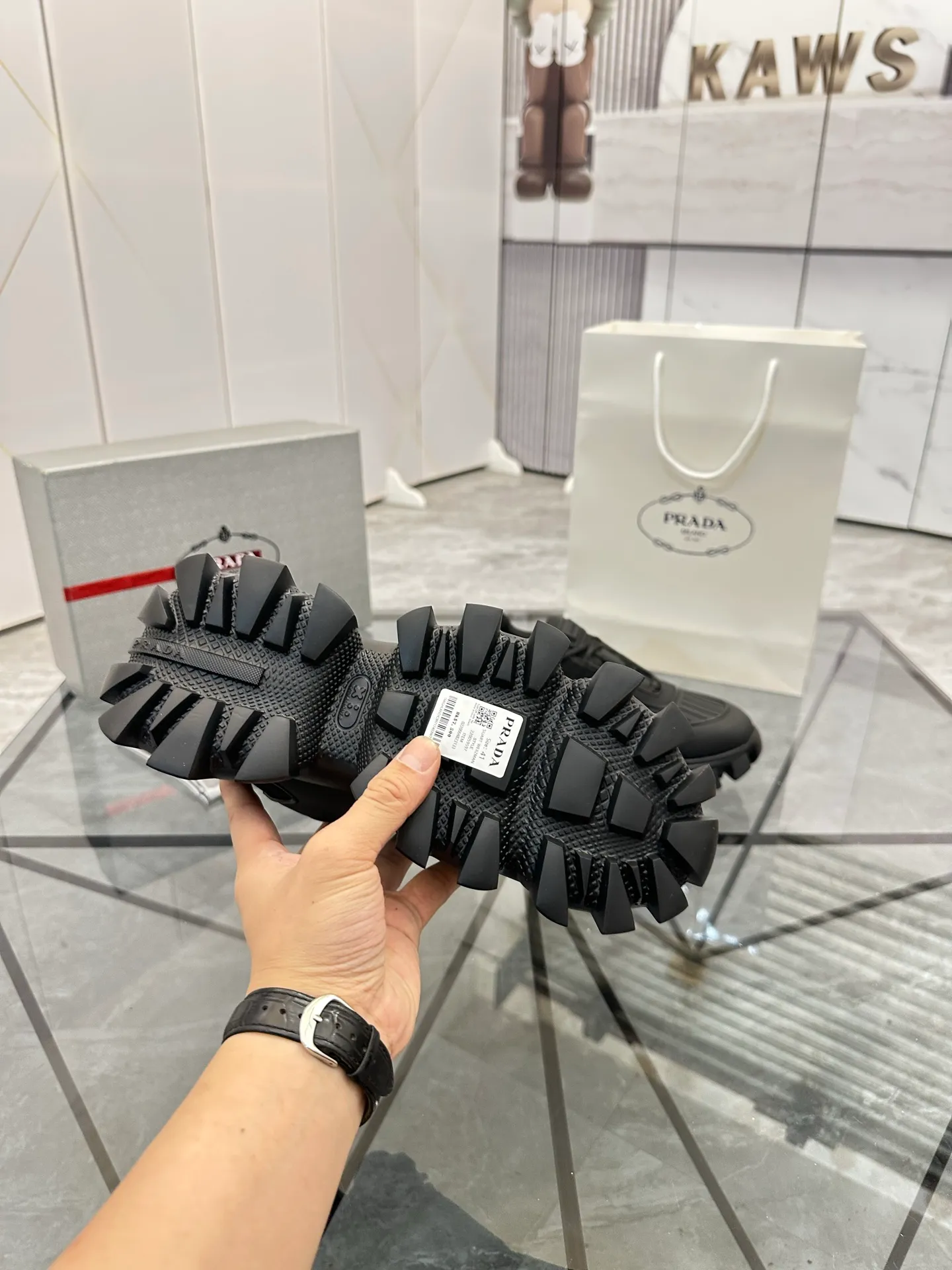 Men's shoes: 💰P520¥ High-end top quality Product trademark: Prada *"Prada*" low-top casual shoes Regular size: 38-45 (can be customized to 46) Product materials: imported breathable fly weave upper, professional glue-making process, breathable lining, cowhide foot pads, original ultra-light foam outsole. No.: 001